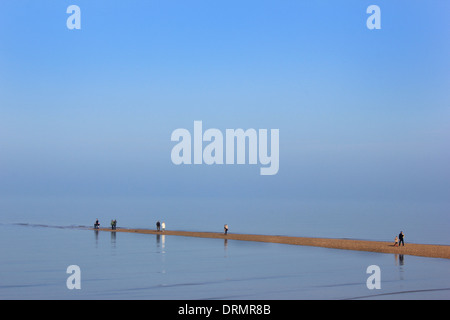 'La Rue' menant à la mer offrant une promenade naturelle temporaire. Marcher sur l'eau, Whitstable, Kent Banque D'Images