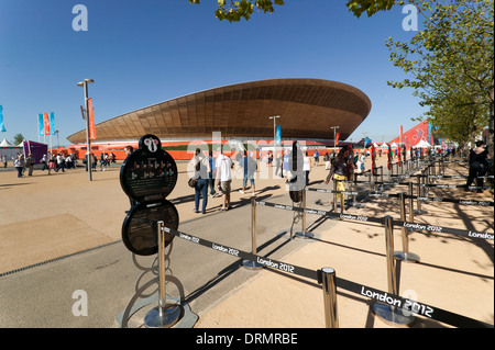 Vue sur le vélodrome, le parc olympique, à Stratford. Banque D'Images