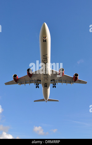 Airbus A340 de Virgin Atlantic G-voile pour atterrir à l'aéroport Heathrow de Londres, dans le ciel bleu Banque D'Images