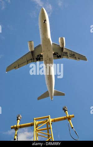Swiss Int Airlines A320 HB-IJS survole un système d'éclairage d'approche à Londres Heathrow. La SLA est une aide à la procédure de sécurité à l'atterrissage. Avion de ligne de buse Banque D'Images