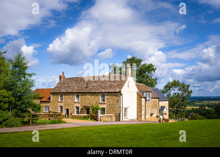 Pays de l'ouest du hameau rural avec ancienne ferme près de Calne et Chiippenham à North Wiltshire, UK Banque D'Images