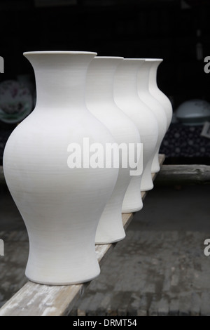 Vase en porcelaine de séchage des blancs Banque D'Images