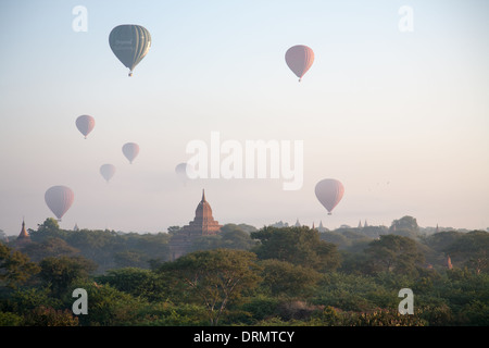 La montgolfière au lever du soleil tôt le matin sur le site archéologique de Bagan Birmanie Banque D'Images