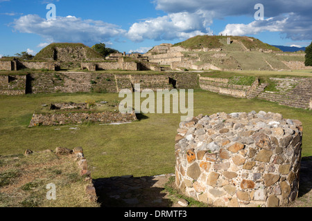 Monte Alban. Vue sur la cour en contrebas Banque D'Images