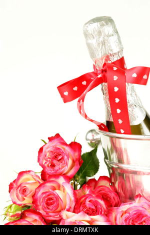 La vie encore romantique champagne, roses, cadeaux, chocolat Banque D'Images