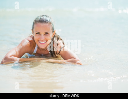 Souriante jeune femme portant sur mer Banque D'Images