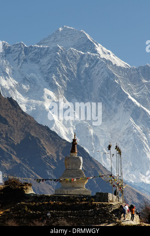 Un stupa sur le chemin au-dessus de Namche Bazar sur le camp de base de l'everest trek, avec le Groupe Everest et le Mont Everest au-delà Banque D'Images