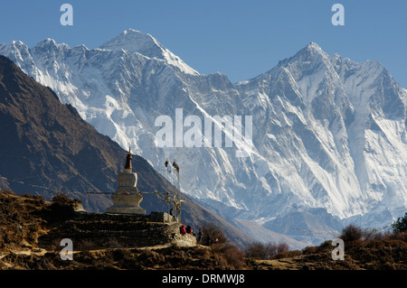 Un stupa sur le chemin au-dessus de Namche Bazar sur le camp de base de l'everest trek, avec le Groupe Everest, Lhotse et l'Everest au-delà Banque D'Images