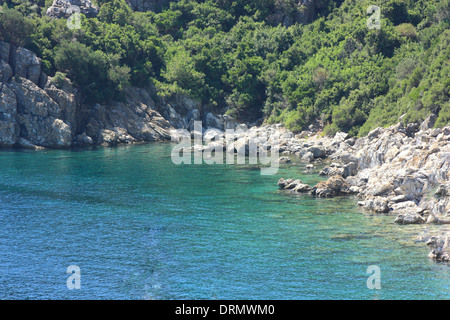 Une vue sur une petite baie près de Icmeler en Turquie de rochers et d'arbres Banque D'Images