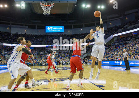 Omaha, Nebraska, USA. 28 janvier, 2014. 28 janv. 2014 - Omaha, NE États-unis - Creighton Bluejays avant Doug McDermott # 3 tente un 1er semestre gaucher tourné sur St. John's Red Storm guard D'Angelo Harrison # 11 pendant un match de basket-ball NCAA entre St. John's Red Storm et Creighton Bluejays à Century Link Centre à Omaha, NE.Doug McDermott conduire tous les buteurs avec 39 points.Creighton a gagné 63-60.Michael Spomer/Cal Sport Media/Alamy Live News Banque D'Images