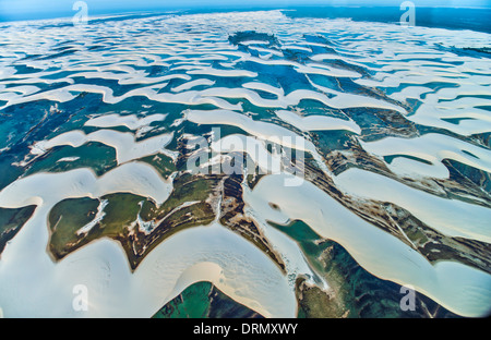 Vue aérienne de l'eau de pluie dans les bassins de dunes blanches, Parc National Lencois Maranhenses, le Brésil, l'Océan Atlantique Banque D'Images