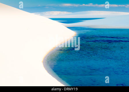 Piégés dans des étangs de pluie dunes blanches, Parc National Lencois Maranhenses, le Brésil, l'Océan Atlantique Banque D'Images