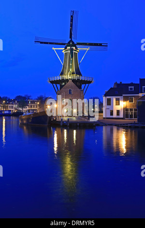 Moulin à vent et la rivière Spaarne at Twilight, Haarlem, Pays-Bas Banque D'Images