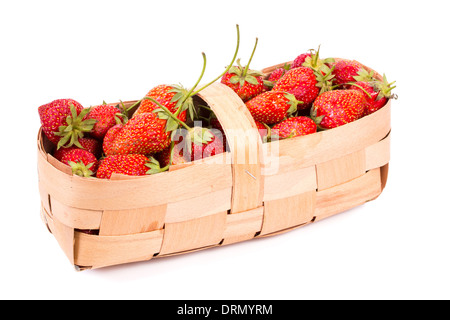 Dans un panier de fraises isolé sur fond blanc Banque D'Images
