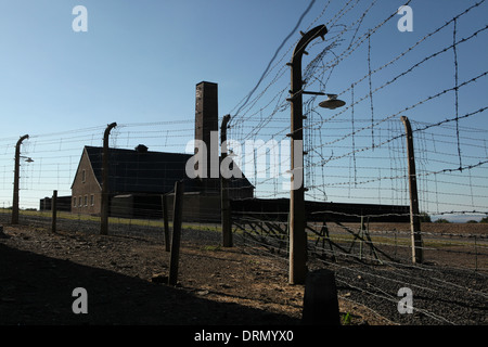 Crématorium de barbelés électrifiés et au camp de concentration de Buchenwald près de Weimar, en Allemagne. Banque D'Images