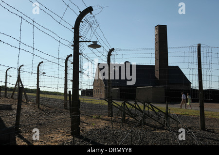 Crématorium de barbelés électrifiés et au camp de concentration de Buchenwald près de Weimar, en Allemagne. Banque D'Images