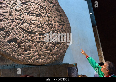 La pierre de soleil aztèque est un disque monolithique avec des inscriptions de basalte faisant allusion à la cosmogonie aztèque et cultes solaires. Banque D'Images