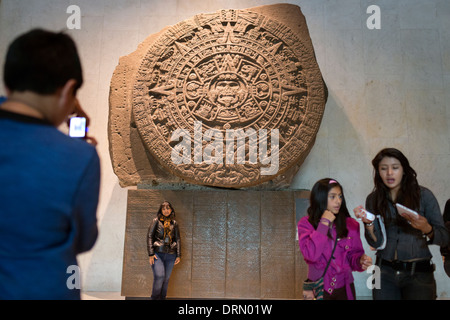 La pierre de soleil aztèque est un disque monolithique avec des inscriptions de basalte faisant allusion à la cosmogonie aztèque et cultes solaires. Banque D'Images