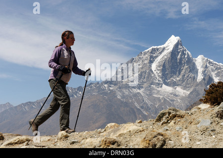 Une dame passe trekker Taboche peak sur le camp de base de l'Everest trek Banque D'Images