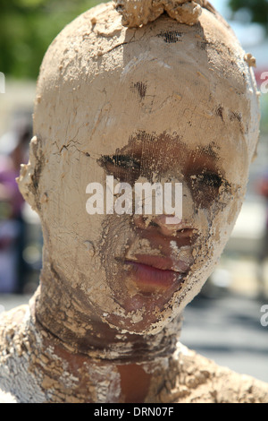 Carnival participant déguisé en momie effectue durant Carnaval Vegano dans la ville de La Vega, République dominicaine. Banque D'Images