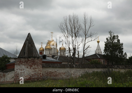 Le monastère de Luzhetsky avec la cathédrale de la Nativité de la Vierge du 16ème siècle à Mojaïsk, la Russie. Banque D'Images
