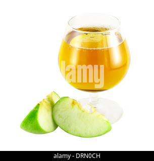 Le jus de pomme avec deux morceaux de pomme isolated on white Banque D'Images