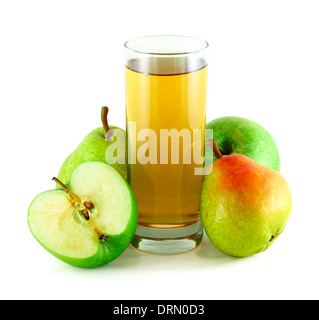 Jus de pomme et de poire avec les pommes et les poires isolé sur fond blanc Banque D'Images