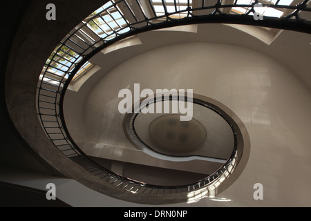 Grand escalier de l'Université Bauhaus conçu par l'architecte Henry van de Velde à Weimar, Allemagne. Banque D'Images