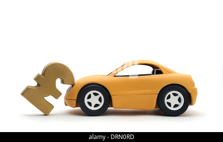 Voiture JAUNE KNOCKING OVER BRITISH POUND SIGN RE LES COÛTS D'ASSURANCE AUTOMOBILE VOITURES Prix Acheter Vendre NOUVEAUX AMORTISSEMENTS UK Banque D'Images