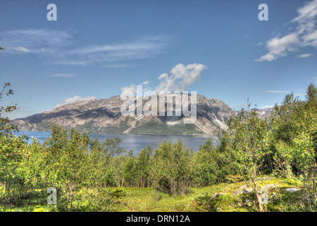 Belle vue sur fjord et montagnes dans le nord de la Norvège Banque D'Images