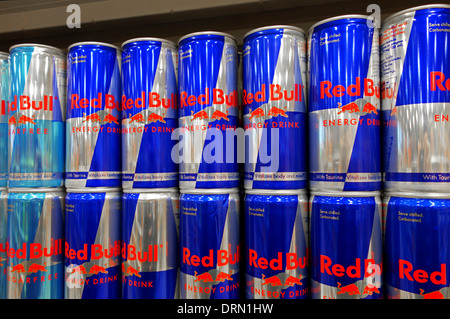 Les canettes de boisson énergisante Red Bull Banque D'Images