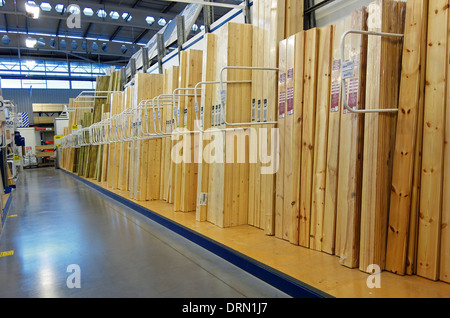 La section du bois dans un magasin de bricolage Banque D'Images