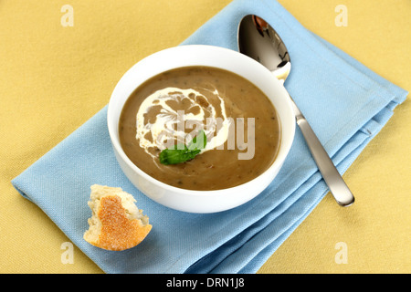 Crème de champignons précieux soupe avec pain, vue d'en haut Banque D'Images