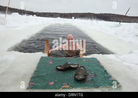 La concurrence dans la natation hivernale dans le Verkh-Neyvinsky étang près de la ville de Novouralsk Montagnes de l'Oural, en Russie. Banque D'Images