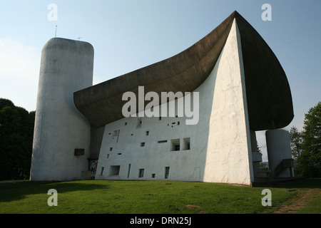 La chapelle Notre Dame du Haut conçu par l'architecte suisse Le Corbusier à Ronchamp, France. Banque D'Images