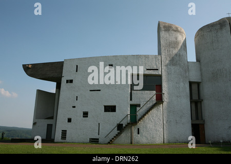La chapelle Notre Dame du Haut conçu par l'architecte suisse Le Corbusier à Ronchamp, France. Banque D'Images