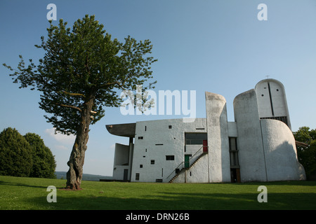 La chapelle Notre Dame du Haut conçu par l'architecte suisse Le Corbusier à Ronchamp, France. Banque D'Images