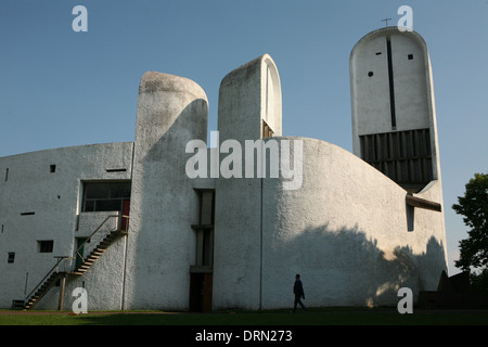 La chapelle Notre Dame du Haut conçu par l'architecte suisse Le Corbusier à Ronchamp, France. Banque D'Images
