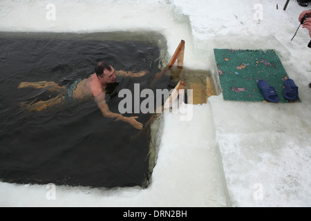 La concurrence dans la natation hivernale dans le Verkh-Neyvinsky étang près de la ville de Novouralsk Montagnes de l'Oural, en Russie. Banque D'Images