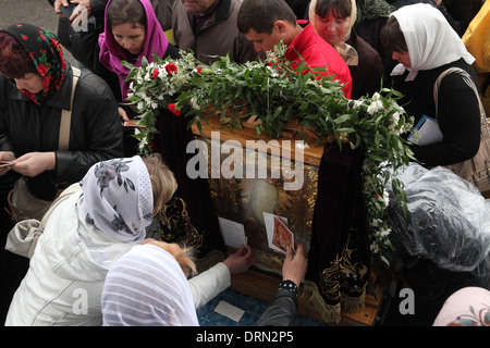 Les croyants orthodoxes prier devant l'icône de travail de miracles de la Vierge "Les Eleusa" aussi connu sous le nom de la Vierge de Lokot. Banque D'Images