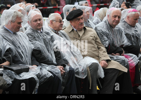 Le ministre tchèque des Affaires étrangères Karel Schwarzenberg Karel (3R), le Cardinal Miloslav Vlk (3L) et l'archevêque d'Olomouc Jan Graubner. Banque D'Images