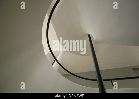 Escalier de la Villa Savoye conçu par l'architecte suisse Le Corbusier à Poissy, dans la banlieue de Paris, France. Banque D'Images