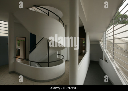 Escalier de la Villa Savoye conçu par l'architecte suisse Le Corbusier à Poissy, dans la banlieue de Paris, France. Banque D'Images