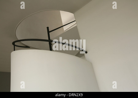 Escalier de la Villa Savoye conçu par l'architecte suisse Le Corbusier à Poissy, dans la banlieue de Paris, France. Banque D'Images