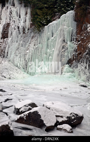 Ice et congelé de pulvérisation des South Fork River à Snoqualmie Falls Franklin dans le mont Baker-Snoqualmie National Forest. Banque D'Images