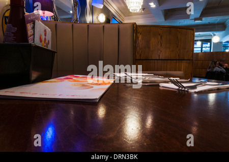 Vue sur table de couverts et un menu étendu sur une table de restaurant Banque D'Images