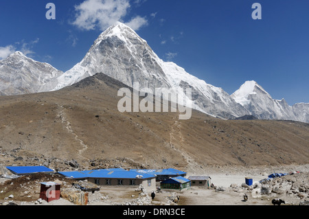 Le himalayan village de Gorak Shep, le dernier arrêt sur le camp de base de l'Everest trek au Népal Banque D'Images