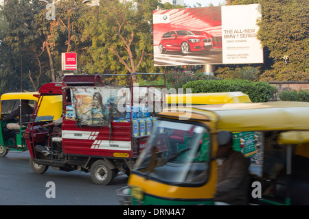 Une publicité pour les voitures BMW à Ahmedabad, Inde, contrastant avec les pauvres de la ville. Banque D'Images