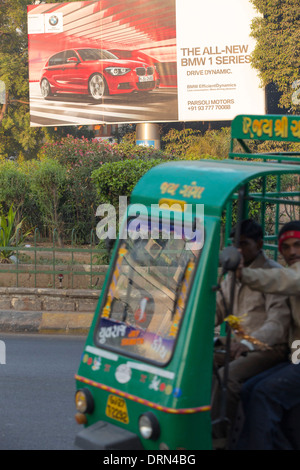 Une publicité pour les voitures BMW à Ahmedabad, Inde, contrastant avec les pauvres de la ville. Banque D'Images