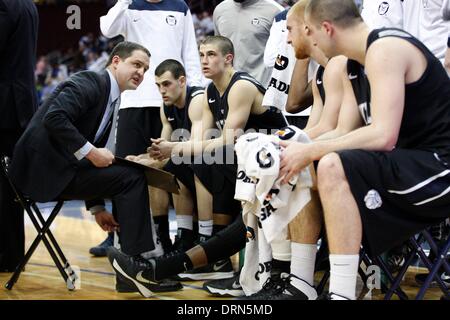 Newark, New Jersey, USA. 29 janvier, 2014. L'entraîneur-chef des Bulldogs de Butler Brandon Miller parle à son équipe pendant le match de basket-ball de NCAA entre les Bulldogs de Butler et la Seton Hall Pirates au Prudential Center de Newark, New Jersey. © csm/Alamy Live News Banque D'Images